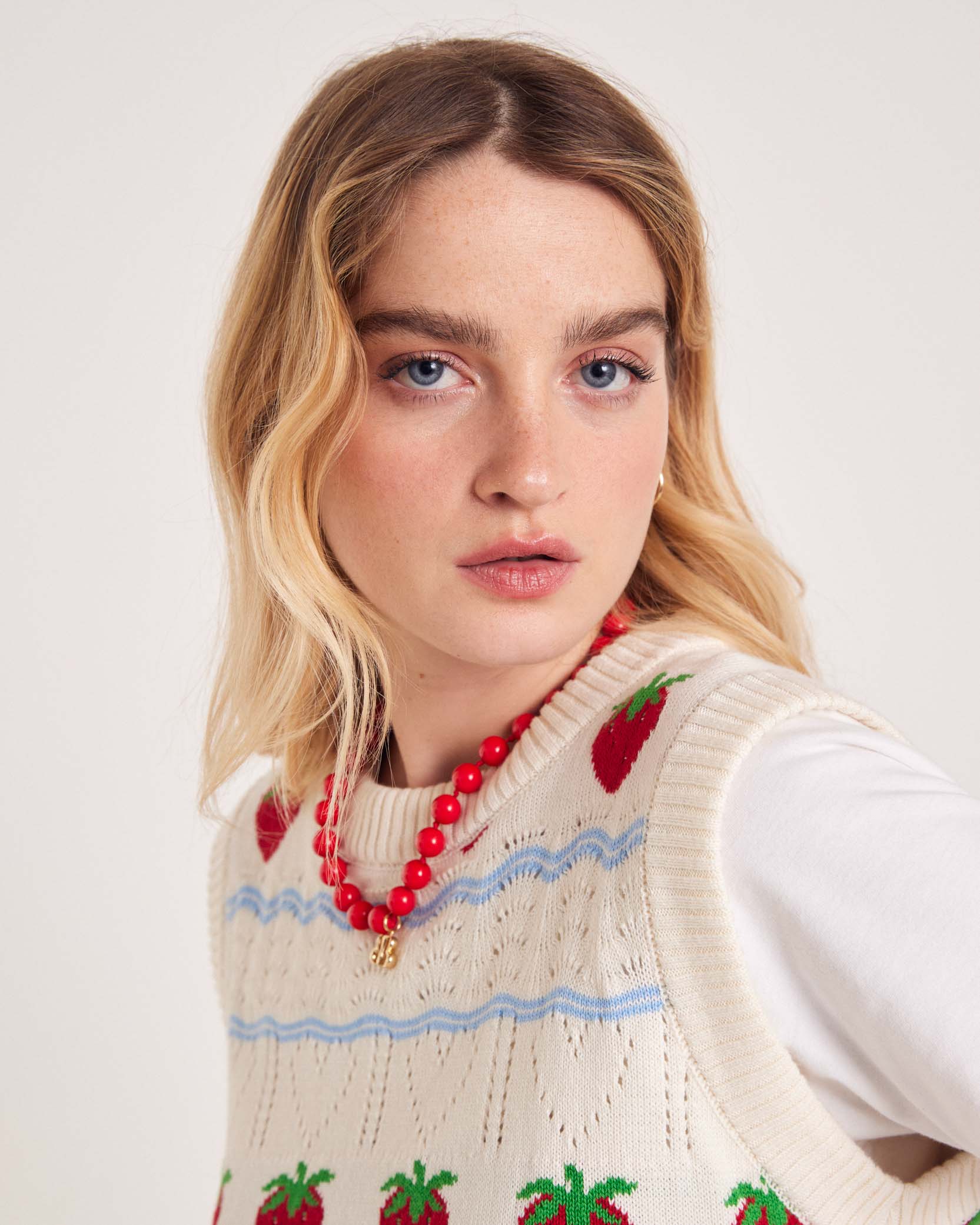 Pull Priska écru et fraises rouges